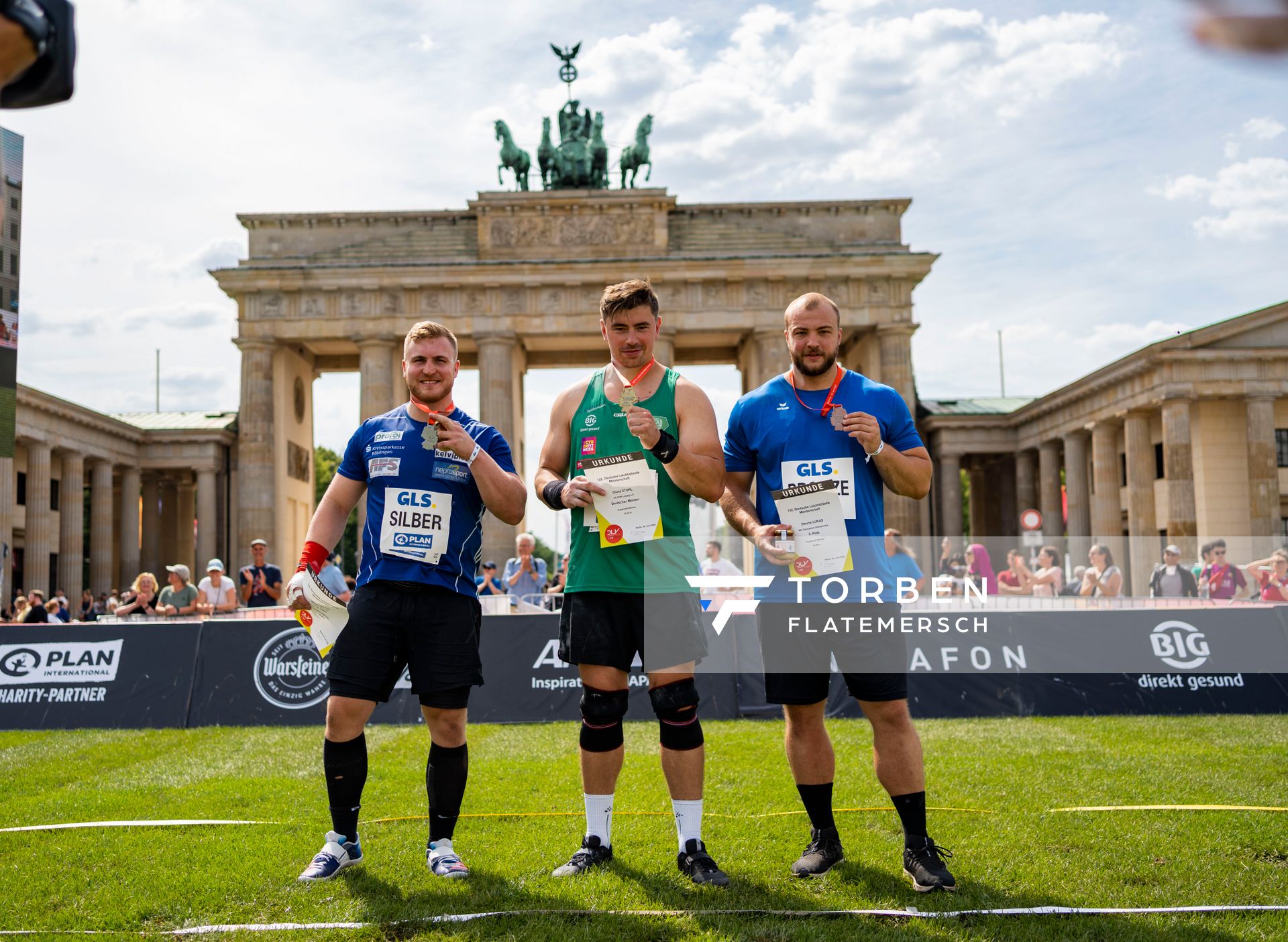 Simon Bayer (VfL Sindelfingen), David Storl (SC DHfK Leipzig) und Dennis Lukas (SSV Gymnasium Heinzenwies) beim Kugelstossen waehrend der deutschen Leichtathletik-Meisterschaften auf dem Pariser Platz am 24.06.2022 in Berlin